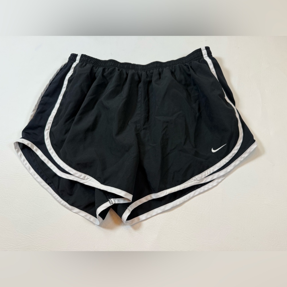 Nike dri fit women’s large athletic black shorts (bin BB)